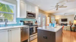 Кухня или мини-кухня в Pool 2 Blocks to Duval St Gated Community Shipyard Treasure by AvantStay
