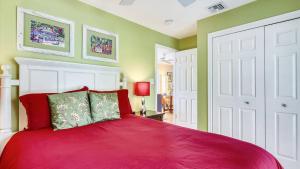 Кровать или кровати в номере Pool 2 Blocks to Duval St Gated Community Shipyard Treasure by AvantStay +25 фотографий