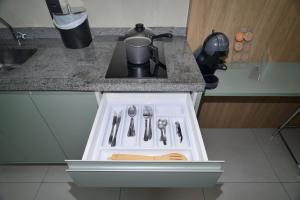 a white stove top oven in a kitchen at Green One - Em Frente à Estação Luz com vaga rotativa in Sao Paulo +54 photos