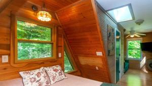 Billede fra billedgalleriet på Firepit Mountain Views A-Frame in Fairview Honeycomb Hideaway by AvantStay i Fairview