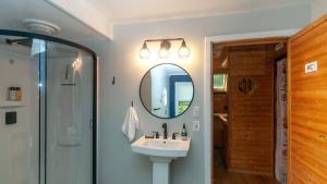 Et badeværelse på Firepit Mountain Views A-Frame in Fairview Honeycomb Hideaway by AvantStay + 30 billeder