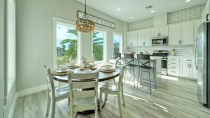 Nhà bếp/bếp nhỏ tại Wild Horse by AvantStay Walk to Beach Pool