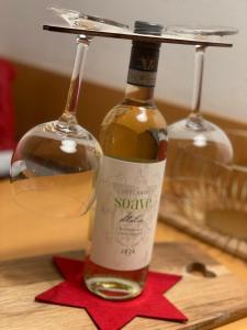 a bottle of wine sitting on top of a red star at Das CLASSIQUE Galerieappartement 45qm - Elegant und geräumig wohnen - Espressomaschine, Airfryer, ruhiger Balkon, Poseidon Therme im Haus - inkl Parkgarage in Bad Griesbach