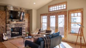 TV a/nebo společenská místnost v ubytování Atkinson by AvantStay Lake Front Home w Stunning Views in Tahoe Vista