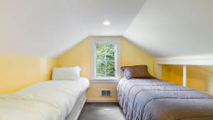 En eller flere senge i et værelse på Smugglers Lagoon Beach Cottage by AvantStay