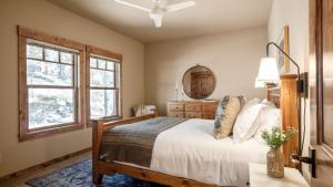 Postel nebo postele na pokoji v ubytování Atkinson by AvantStay Lake Front Home w Stunning Views in Tahoe Vista