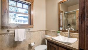 Koupelna v ubytování Atkinson by AvantStay Lake Front Home w Stunning Views in Tahoe Vista + 26 fotografií