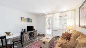 Телевизор и/или развлекательный центр в Near Historic Downtown Ski-InSki-Out Valley Views Etta Place 5 by AvantStay