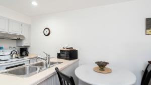 Кухня или мини-кухня в Near Historic Downtown Ski-InSki-Out Valley Views Etta Place 5 by AvantStay
 +7 фотографий