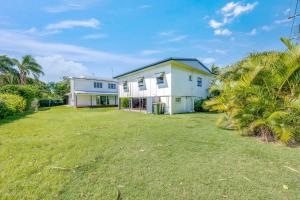 Κήπος έξω από το The Cottage 16 Clarke Street Bargara