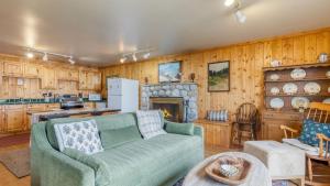 Cove Cottage by AvantStay Waterfront Views Spa في كوبيفيل: غرفة معيشة مع أريكة ومدفأة