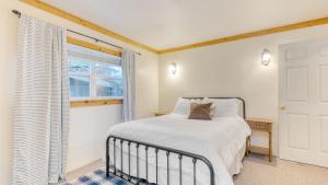 Cove Cottage by AvantStay Waterfront Views Spa في كوبيفيل: غرفة نوم بها سرير ونافذة