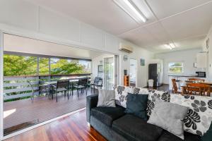 Η κουζίνα ή μικρή κουζίνα στο The Cottage 16 Clarke Street Bargara