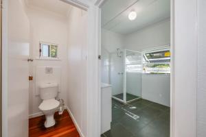 Ένα μπάνιο στο The Cottage 16 Clarke Street Bargara