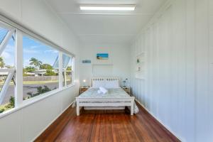 Ένα ή περισσότερα κρεβάτια σε δωμάτιο στο The Cottage 16 Clarke Street Bargara