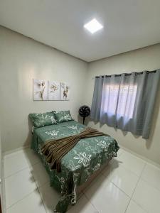 een slaapkamer met een bed en een raam bij Brisa das dunas in Tutóia