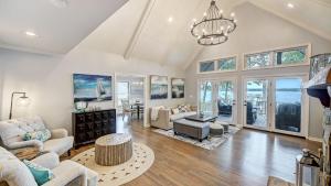 Μια τηλεόραση ή/και κέντρο ψυχαγωγίας στο A Frame of Mind by AvantStay Private Dock View