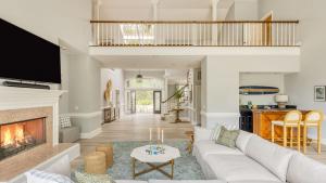 TV/trung tâm giải trí tại Hilton Ivory 15th Hole of Harbourtown Golf Course Private Pool Hot Tub