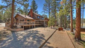 een huis met een speeltuin ervoor bij Lakefront Dock Hot Tub Swingset Deck Views Classic Lake House by AvantStay in Big Bear Lake