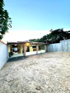 een huis met een hek ervoor bij Brisa das dunas in Tutóia +30 foto's