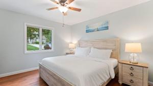 Giường trong phòng chung tại Shades of Summer by AvantStay Gazebo Dock View