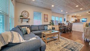 Posezení v ubytování Port A Hideaway by AvantStay Private Pool