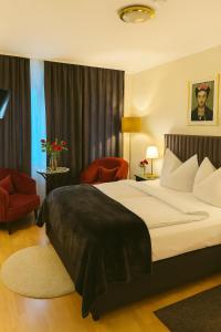 Una cama o camas en una habitación de The Soho Altstadt Relais