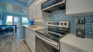 Kuchyň nebo kuchyňský kout v ubytování Oceanfront Condo w Private Balcony Pool Tennis Bubbly Blew by AvantStay