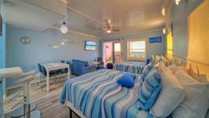 Postel nebo postele na pokoji v ubytování Oceanfront Condo w Private Balcony Pool Tennis Bubbly Blew by AvantStay + 47 fotografií