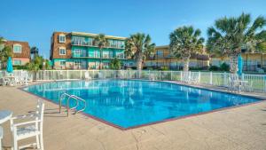 Bazén v ubytování Oceanfront Condo w Private Balcony Pool Tennis Bubbly Blew by AvantStay nebo v jeho okolí