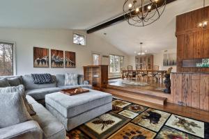 Bear Paw Cabin - 3 Living Areas, Hot Tub & Ping Pong Table في Mendon: غرفة معيشة بها أريكة وطاولة