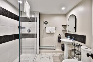 Bear Paw Cabin - 3 Living Areas, Hot Tub & Ping Pong Table في Mendon: حمام مع دش ومرحاض ومغسلة +46 صورة