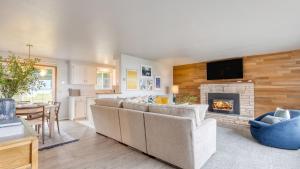 a living room with a couch and a fireplace at Whidbey Bliss by AvantStay 2min to Beach View in Greenbank