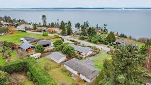 an aerial view of a house with a yard at Whidbey Bliss by AvantStay 2min to Beach View in Greenbank