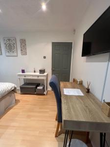 Μια τηλεόραση ή/και κέντρο ψυχαγωγίας στο The Bungalow by SJP - Double Room +15 φωτογραφίες