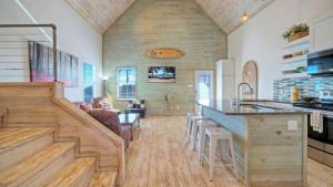 Kuchyň nebo kuchyňský kout v ubytování Shared Pool w Bay Views Boat Dock Fishing Big Slough by AvantStay