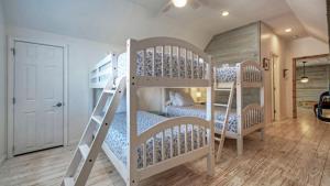 Postel nebo postele na pokoji v ubytování Shared Pool w Bay Views Boat Dock Fishing Big Slough by AvantStay + 41 fotografií