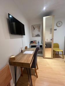 Η κουζίνα ή μικρή κουζίνα στο The Bungalow by SJP - Double Room