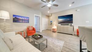 Гостиная зона в Resort Pool Walk to the Beach Island Views Little Beach House by AvantStay