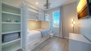 Кровать или кровати в номере Resort Pool Walk to the Beach Island Views Little Beach House by AvantStay +50 фотографий