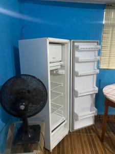 Η κουζίνα ή μικρή κουζίνα στο Kitnet perto da praia Coroados