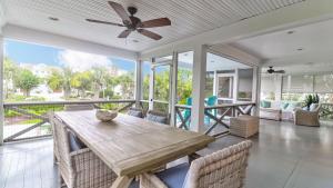 Patio nebo venkovní prostory v ubytování 302 Charleston by AvantStay Stunning Private Pool