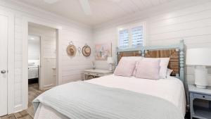 Postel nebo postele na pokoji v ubytování 302 Charleston by AvantStay Stunning Private Pool + 68 fotografií