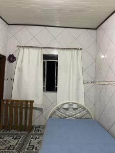 Ένα ή περισσότερα κρεβάτια σε δωμάτιο στο Kitnet perto da praia Coroados