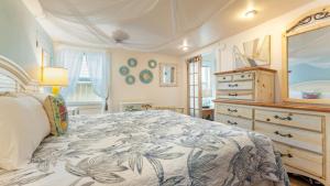 Postel nebo postele na pokoji v ubytování Casita de Catherine by AvantStay 1 Block to Duval St w Hot Tub