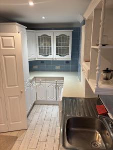 Nhà bếp/bếp nhỏ tại inglewood place +12 ảnh