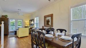 Coral Villa by AvantStay Close 2 DT Key West Shared Pool Patio في ستوك آيلاند: غرفة طعام بها طاولة وكراسي
