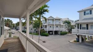 Coral Villa by AvantStay Close 2 DT Key West Shared Pool Patio في ستوك آيلاند: منظر من شرفة المنزل