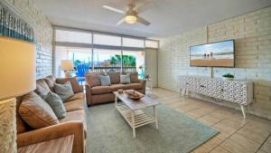 Гостиная зона в Stay Palm by AvantStay Boardwalk Pool