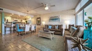 Гостиная зона в Stay Palm by AvantStay Boardwalk Pool